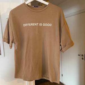 Stor lös T-shirt i stl S och med trycket ”different is good ” . Använd få gånger men har garderoben bra länge.  Frakt ingår. 