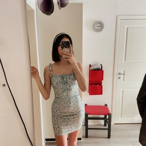 Klänning helt ny - Kort klänning köpt på shein. Helt ny, säljer pga råkade beställa två st. XS men stretchig så passar även större. 