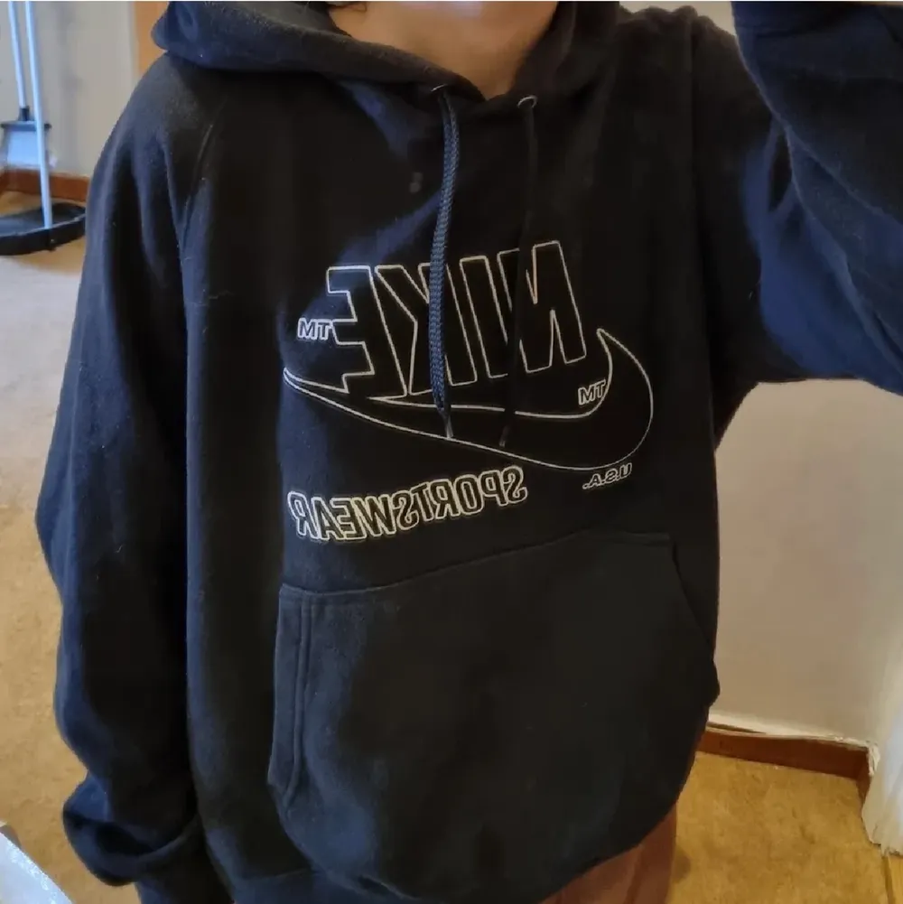 Säljer denna fina hoodie från Nike. Storlek S men oversized. Hoodies.