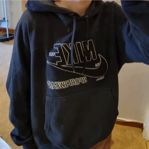 Nike hoodie - Säljer denna fina hoodie från Nike. Storlek S men oversized
