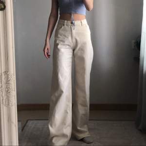 Beiga/vita jeans från monki i modellen Yoko säljer eftersom att dom är förstora p mig och dom kostar 400 ordinariepris. 💓stl 26 men passar nån som har S eller en liten M. (Är 169)