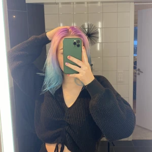 Stickad tröja - En supersnygg stickad tröja från hm. Man kan dra åt å knyta i fram vilket verkligen gör tröjan supersnygg! Någorlunda använd. Storlek xs men skulle passa s också!