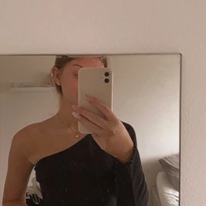 Svart topp - Sitter väldigt bra, Knappt använd st S