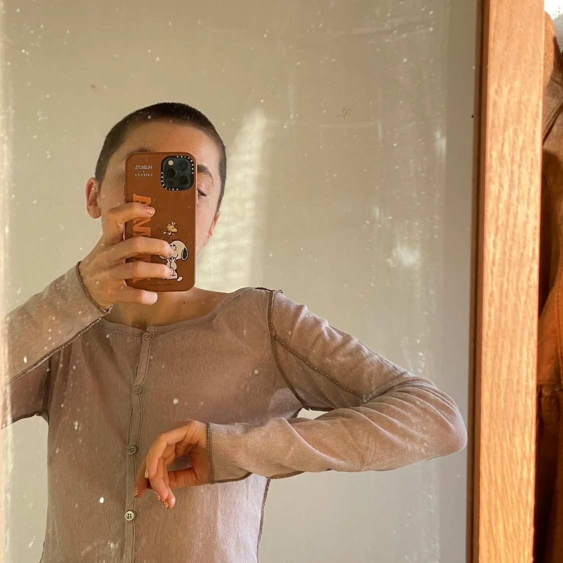 Genomskinlig kofta med sömar