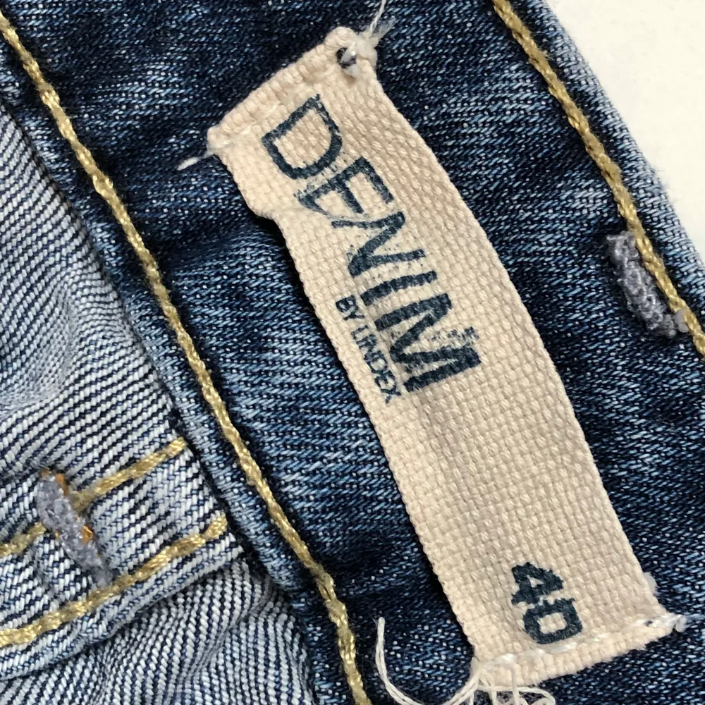 Slutsålda lowwaisted Lindex jeans i strl 40😘Barn storlek så de är ganska små💓Aldrig använda då jag köpte de på nätet så de passade inte riktigt mig! Nypris 400 men jag säljer de för 200 + frakt❤️⚡️😘💓. Jeans & Byxor.