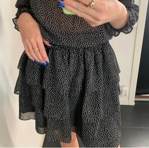 Svart klänning  - Super gullig klänning, aldrig använd. Säljer då den e lite för stor på mig som vanligen har xxs/xs💞. 