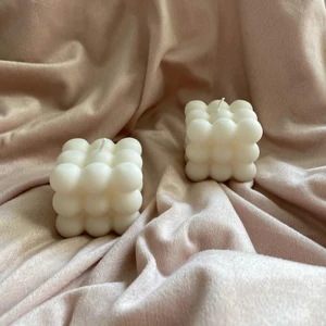 Bubbelljus i färgen Cotton - Hej alla! Här är ett av våra bubbelljus i färgen Cotton (stor storlek)!✨🤍☁️Vår UF idè är att vi vill skapa en fin och mysig miljö i hemmet av att ha våra ljus. Stilrena och passar i alla delar av hemmet!😍✨