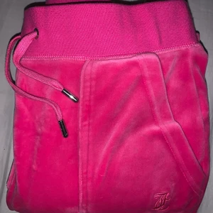 Juicy couture  - Juicy couture i modellen med fickor. Färgen raspberry rosé och väldigt bra skick. Vill gärna byta dessa mot en annan färg i xs, hör av er❤️ mina är även xs