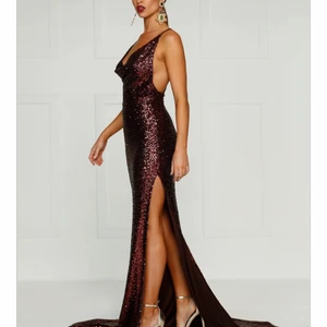 Chokladbrun balklänning med paljetter - Chokladbrun klänning ifrån alamourthelabel, använd endast en gång under ca 4 timmar. I nyskick, normal i storleken funkar på en XS eller S. Nypris:  2600:-