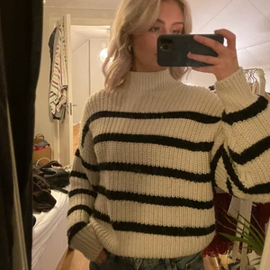 Stickad tröja  - Superfin randig stickad tröja med högre krage från H&M som inte kommer till användning längre. 100kr + frakt💕🚚
