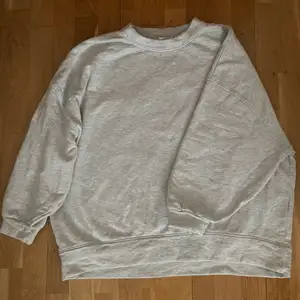 En basic mysig grå oversized sweatshirt. Knappt använd.🤍
