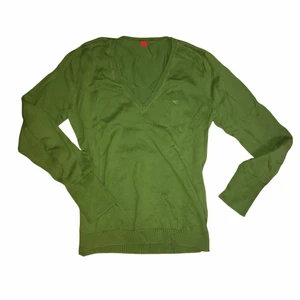 grön tröja - bella swan type sweater från esprit i storlek l men sitter ändå tight på mig som är s-m! skitsnygg över ett linne