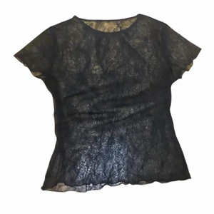mesh top - supersnygg mesh top med ”frilly” sömmar. coolt mönster som påminner lite om spindelnät 🕸 🕷 står ingen storlek och jag thriftade den men gissar på xs-s