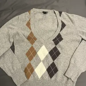 Säljer en randig tröja från HM. Storleken är L men jag tycker att den är lite för liten så den passar från ett xs-m beroende hur man vill att den ska sitta:). Den är nästan ny och har inte använt den så mycket. Skriv privat om ni undrar nåt💕