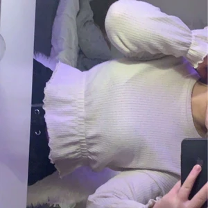 Söt tröja  - En jätte söt tröja från chiquelle i storlek XS men funkar på S också, beige/vit färg och volanger på ärmarna och längst ner på tröjan, använd ett fåtal ggr💕(pris kan alltid diskuteras)