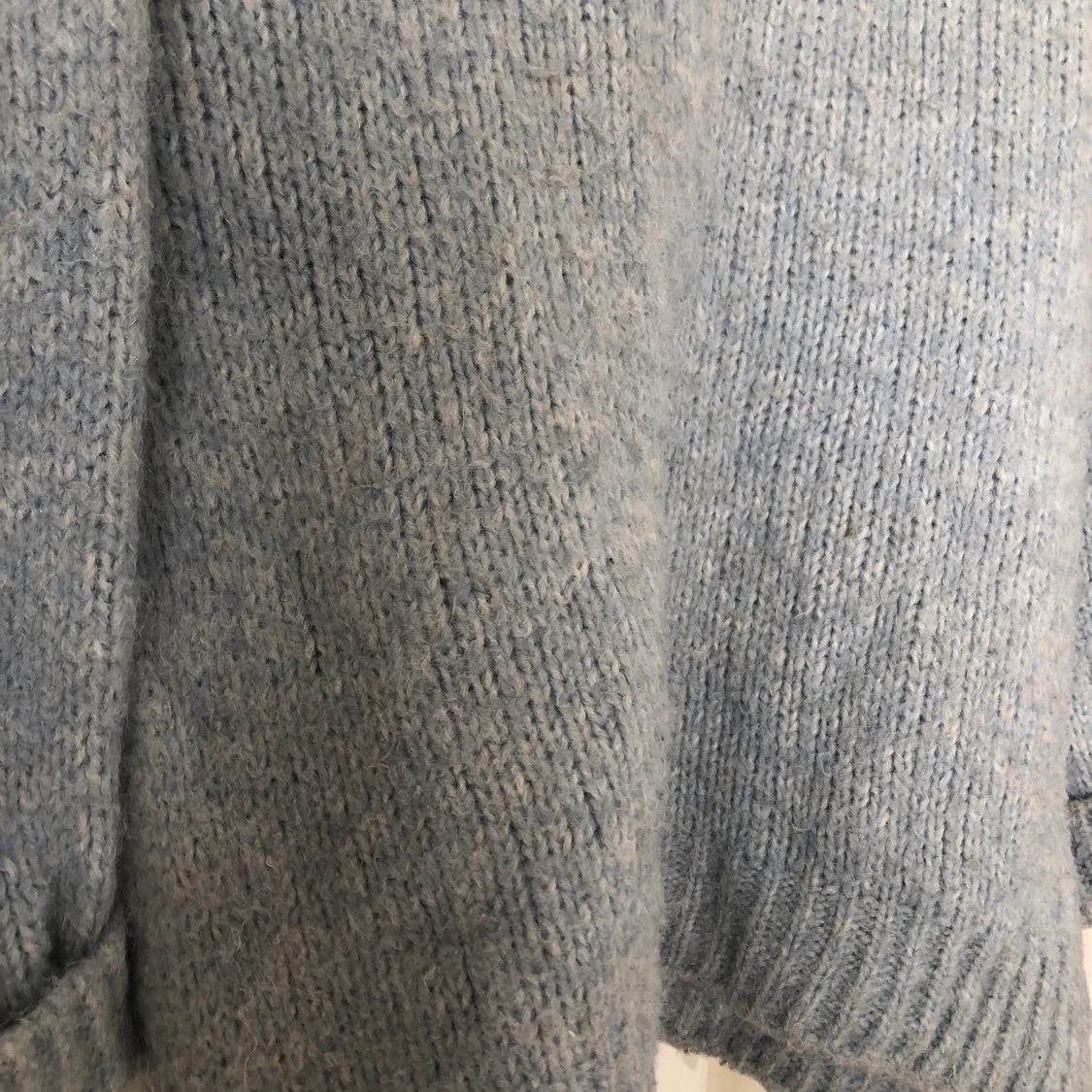 LJUSBLÅ STICKAD TRÖJA - 90