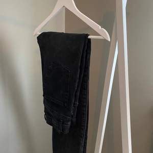 Snygga straight fit jeans från NAKD. Knappt använda och säljes då de är för stora för mig. Pris kan diskuteras och köparen betalar frakt! Vid fler bilder så skriv privat❤️
