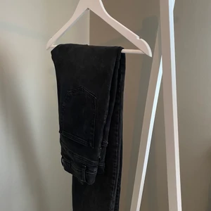 Raka Jeans - Snygga straight fit jeans från NAKD. Knappt använda och säljes då de är för stora för mig. Pris kan diskuteras och köparen betalar frakt! Vid fler bilder så skriv privat❤️