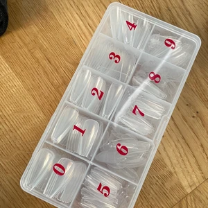 400 st lösnaglar - 400 st, genomskinliga lösnaglar i olika storlekar. ‼️‼️🦋 lagt ut MASSA nytt så in och checka min sida🦋‼️‼️ 📦Fraktar med spårbar frakt för 66 kr, får plats med många plagg i samma paket så frakten blir samma oavsett om du köper 1 plagg eller 5📦 ❇️den 12 mars doneras ALLT till välgörenhet så passa på❇️