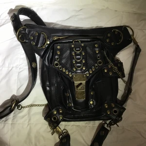 Väska - Svart väska som man sätter fast på benet och höften