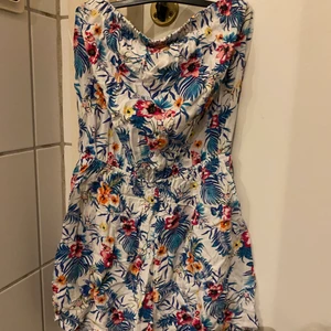 Blommig jumpsuit - Blommig jumpsuit i off shoulder modell. Köpt på hm i storlek 34