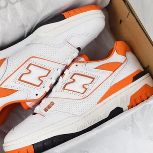 New Balance 550 orange  - NEW BALANCE 550 SYRACUSE  TILLGÄNGLIGA STORLEKAR ⬇️  • EU40 • EU42 • EU42,5 • EU43 • EU45  • PRIS FRÅN 1999kr Fri Frakt   • SKRIV TILL OSS I DM OM DIN STORLEK SAKNAS   • VI NÅS GENOM DM FÖR EVENTUELLA FRÅGOR ELLER FUNDERINGAR!  #erisneakers 