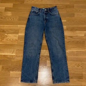 Zara jeans - Säljer ett par oanvända jeans från zara dom är ankel length och jätte fin blå färg💕kom privat för fler bilder och frågor 