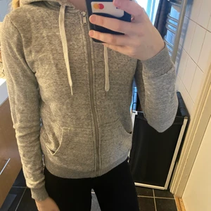 Grå kofta - Grå kofta köpt på hm i storlek xs
