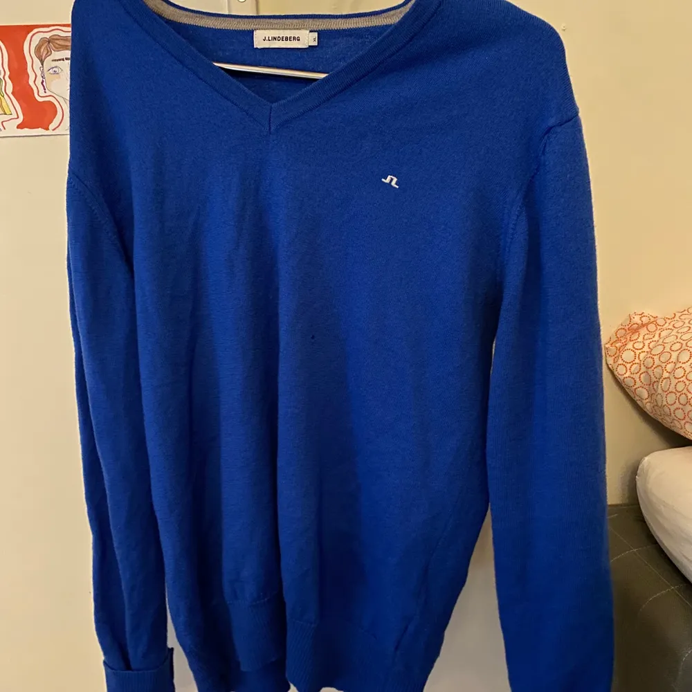 Jätte fin mörkblå stickad tröja från j Lindeberg. Färgen ser ni på bild 2&3. Ett litet litet hål i mitten av tröjan dock annars jätte fint skick! Står storlek XL men är en S. Stickat.