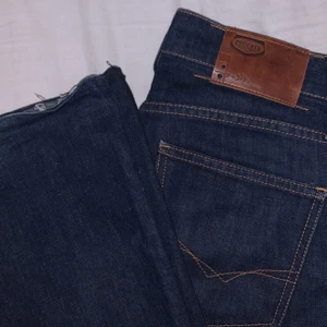 Crocker Jeans - Crocker Jeans i bootcut, modell 329. Lite slitna därav priset.(köparen står för fraktkostnaden)🤍