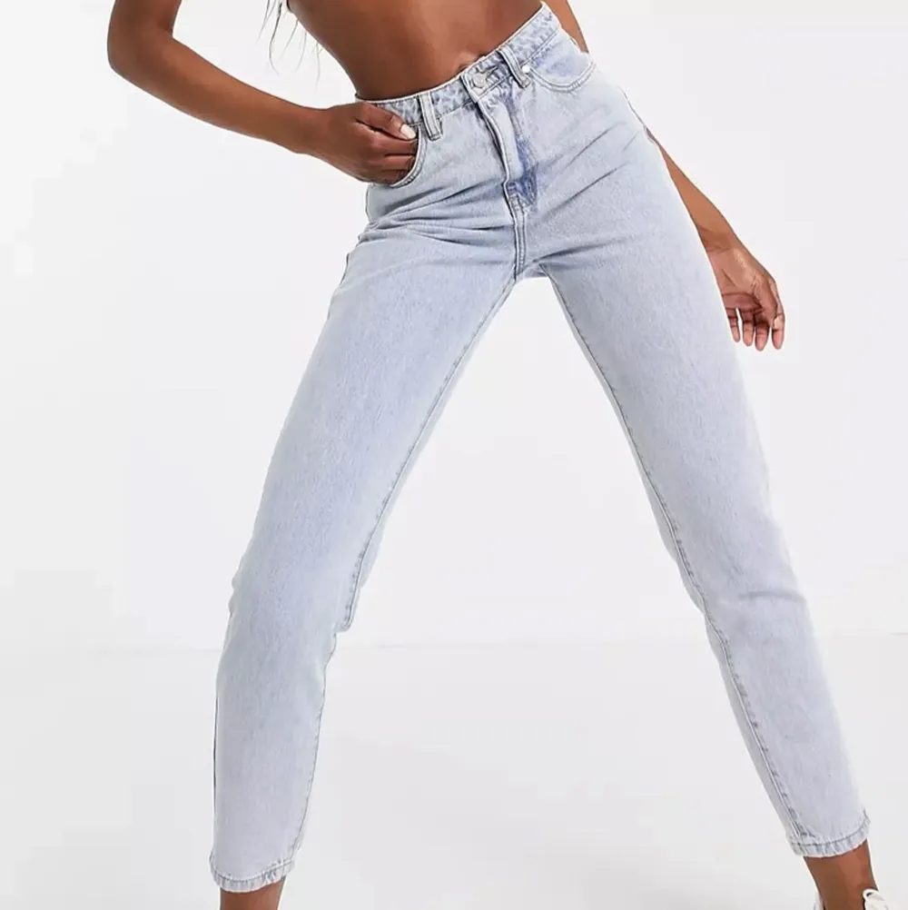 Blåa mom jeans från Missguided storlek 40 helt oanvända, säljer för 100kr (nypris 340kr) Skriv privat för mer bilder!. Jeans & Byxor.