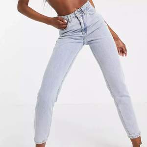 Blåa mom jeans från Missguided storlek 40 helt oanvända, säljer för 100kr (nypris 340kr) Skriv privat för mer bilder!