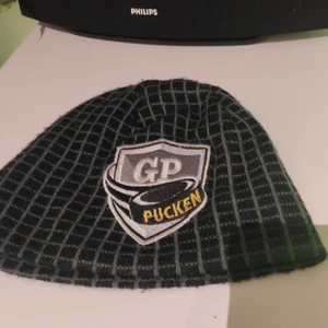 GP pucken mössa - Köpt på sekond hand, riktigt skön mössa å varm. Hockey mössa, yepp👍