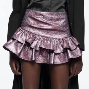 Metallisk kjol från zara - Jättefin populär och slutsåld kjol från zara. Helt ny med lappen kvar. Storlek S men passar även XS