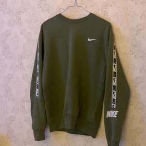 Nike tjocktröja ! - Säljer min fina Nike tröja! 200kr + frakt. Tröjan är i storlek XS men jag skulle säga att den passar S också då den är lite oversized. Använd några gånger men skicket är som nytt!!