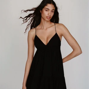 Zara klänning - Säljer den populära och slutsålda poplinklänningen från zara!❤️ Klänningen är oanvänd och lappen är kvar, den passade inte mig vid brösten och orkade inte lämna tillbaka.😅 Den är i storlek M, men passar många storlekar pga snörningen baktill! BUD GÄLLER, eller köp direkt för 450kr!☺️ Kan skickas mot fraktkostnad eller mötas upp i gävle.