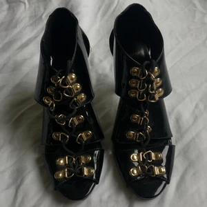 Topshop stilettklackar 🖤 - I fint skick 🖤 Gulddetaljer 🖤