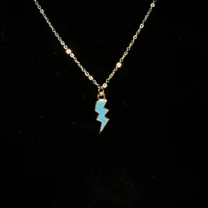 Halsband i rostfritt stål med guldplätterad emaljerad berlock, turkos blixt⚡️ Fri frakt✨