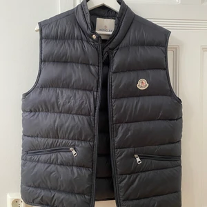 Moncler Gui väst - Schysst Moncler gui väst i storlek 5 som passar mig som har L. Använd men i fint skick, köpt precis av en annan säljare här och inte använd av mig. Skriv för fler bilder, dragkedjan och dragknoppen slitna.