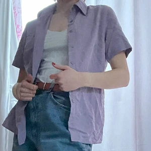 Lavendel buttondown buttonup piké  - Fin lila topp att layera över ett linne, under en tröja eller ha bara för sig. Färgen passar våren som kommer. Säljer på grund av för lite användning 