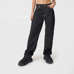 EYTYS BENZ CALI - Eytys Benz Cali i stolek 24 i nyskick! Använda i gång och har inte en ända skråma. Säljes endast pga att de inte passar mig längre. Superfin modell som sitter bra i midjan och har straightfit. Nypris är på 2400. Egna bilder kan får mot frågan.