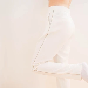 Vita kostymbyxor med glitterrand! - Perfekta finbyxorna! Vita med ränder av diamanter på båda sidor. ✨