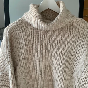 Stickad polotröja - Stickad tröja med polo från Nakd. Bilderna ger ett mer gult ljus och den är med beige mer. Bra skick och superskön!! Säljer en likadan i svart. Hör gärna av dig med frågor!!🤍