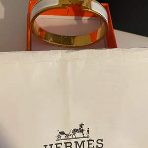 Äkta Hermes armband i storlek PM. Kvitto medföljes