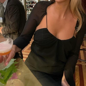 Zara topp - Säljer denna ursnygga toppen från zara! Den är endast använd en gång och säljer då jag inte kände mig så snygg i den. (Bilder tagna från Filippasorz ig) den är svart och tunnare i ärmar, inte genomskinlig upptill! 