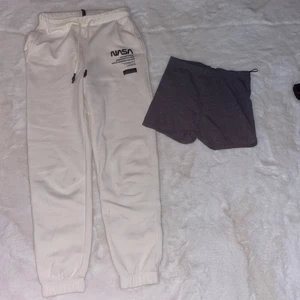 Mjukisbyxor och shorts - Säljer dessa då de inte används. Det är 2 fläckar på mjukisbyxorna men inget som är jätte synligt då man har på sig dom. Shortsen har inga defekter. Båda för 100kr eller mjukisarna för 80kr och shortsen för 50kr 