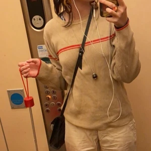 Beige tröja - Supernice tröja men använder aldrig så säljer den, supermysig o härlig färg