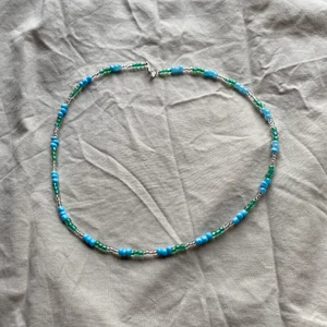 Halsband  - Halsband olika färger super fin !!! Andra bilden kan ni se hur den ser ut på !!!💗💗 frakten kostar 14kr 