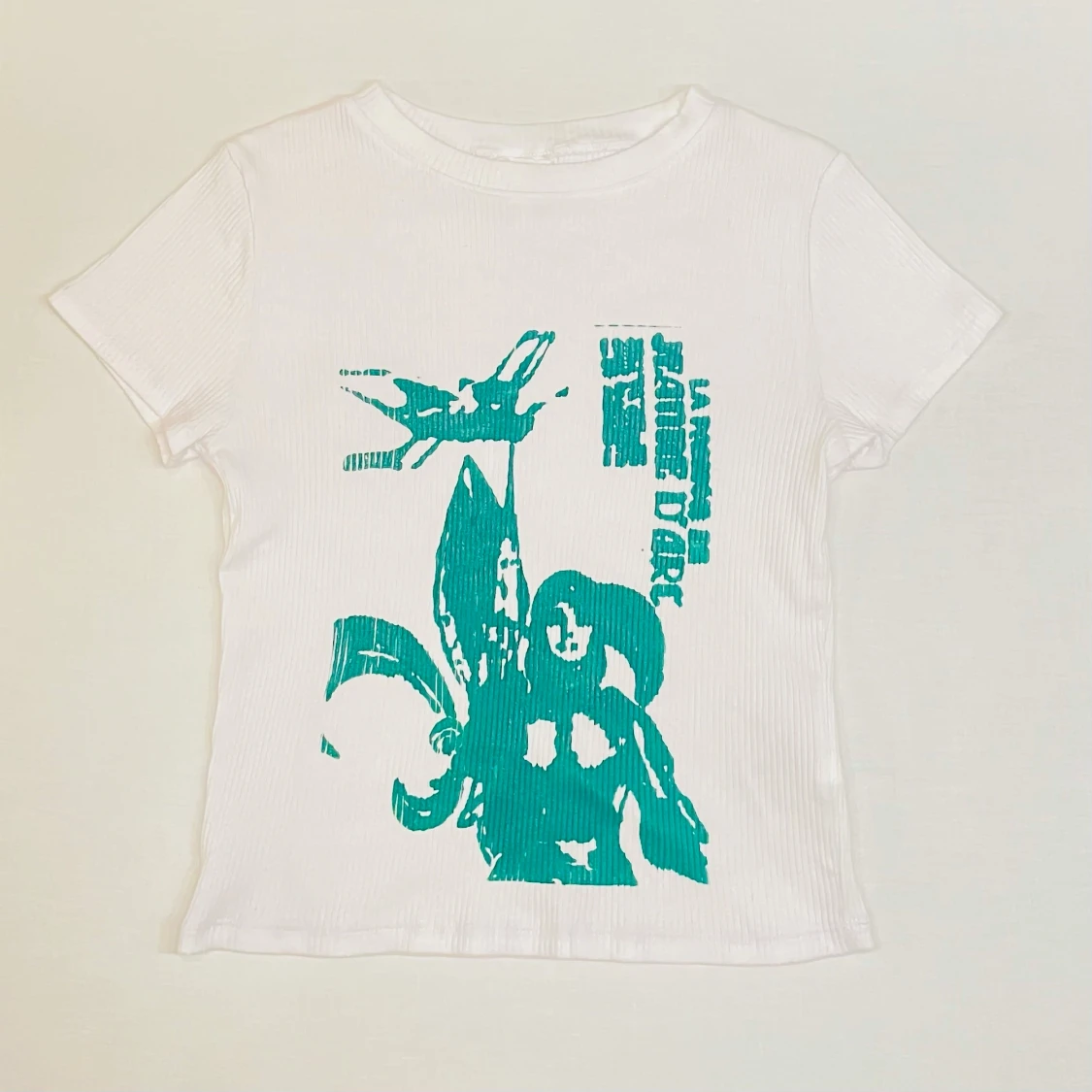 Vit ribbad t-shirt med grönt tryck  - 90