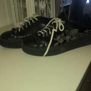 Skor storlek 38 - Använda några gången bara och i fint skick storlek 38